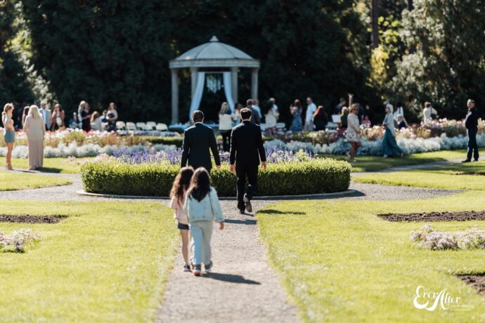 A wide shot of the beautiful wedding and décor
